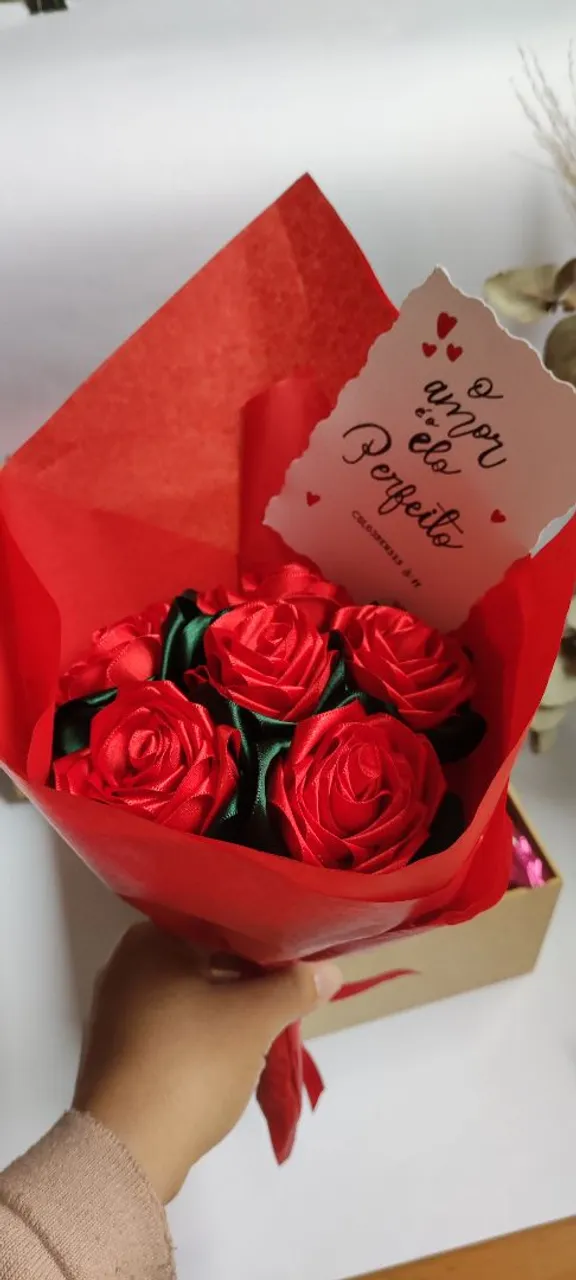 Buquê Artesanal com Rosas de Fita de Cetim - Para um Dia dos Namorados Inesquecível!