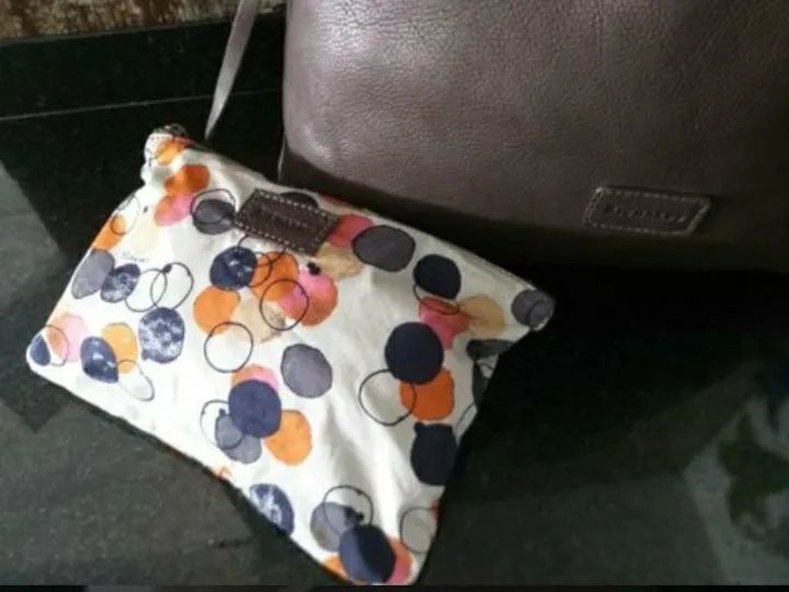 BOLSA GRANDE, DE TIRACOLO, EM COURO LEGÍTIMO 100%, MARCA RICHARDS. - Foto 2