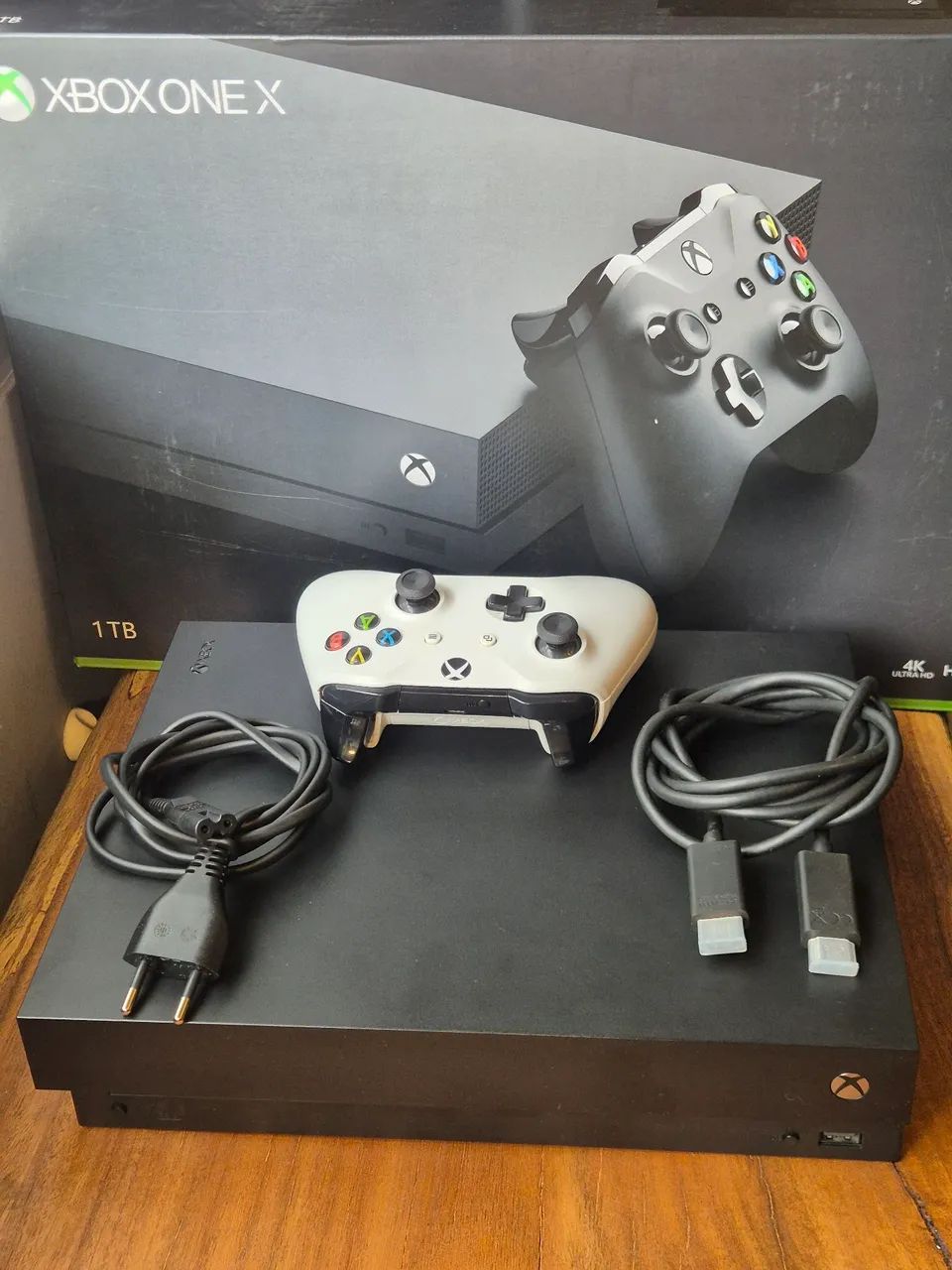 Xbox One X 1TB, controle, caixa, cabos