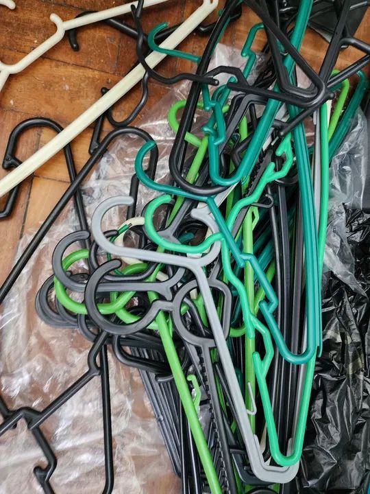 Cabides de plástico para roupas - Pacote com 100 peças - Foto 2