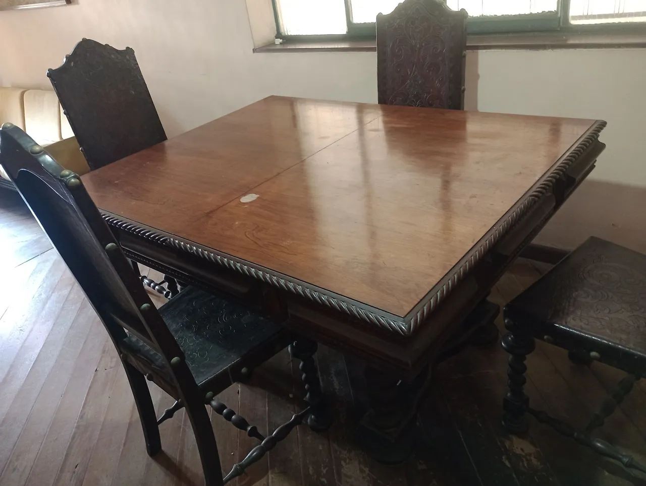 Vendo conjunto de móveis coloniais centenários.