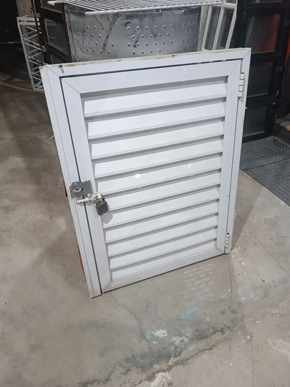 Portinha de Alumínio Veneziana 60 x 80 pra casinha de gás VENDE-SE