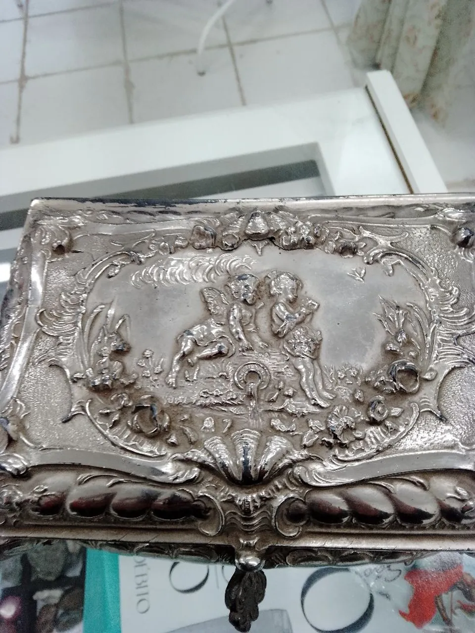 Caixa decorativa em metal com relevos de anjos