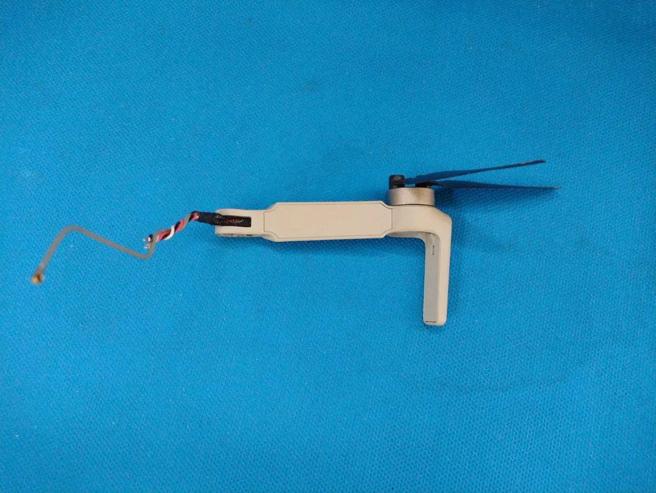 Braço drone Dji mini 2 dianteiro lado direito, acompanha a hélice  - Foto 3