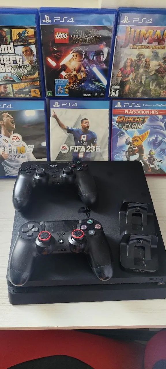 PS4 Slim com 2 controles