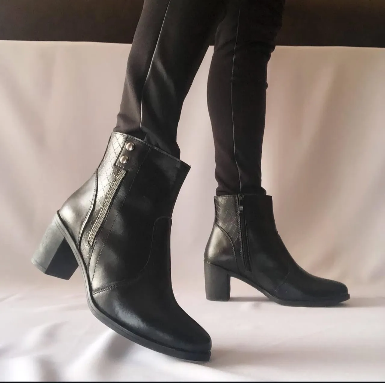 Bota feminina cano curto preta