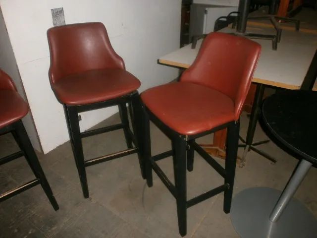trez banquetas - altas - estofadas com encosto - Foto 2
