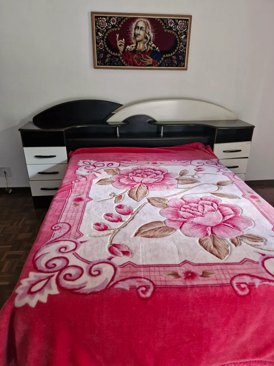 Cama com cabeceira e detalhes em branco e preto