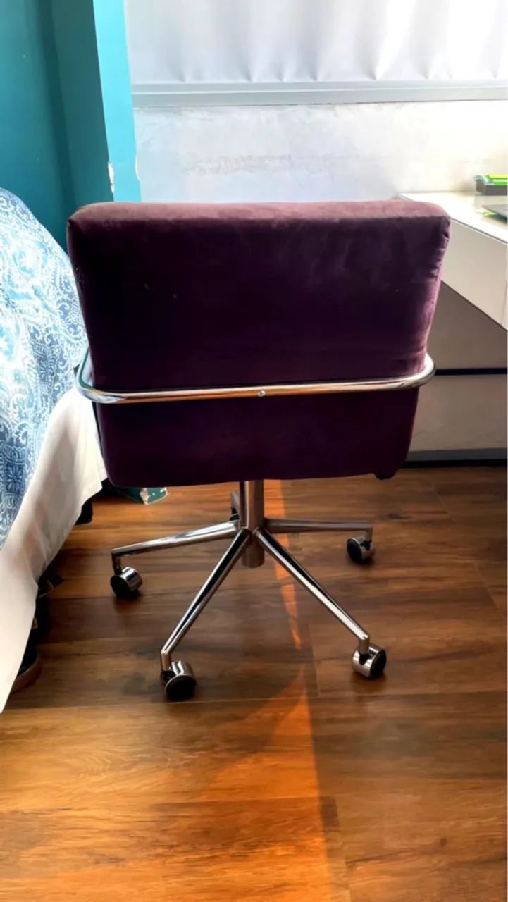 Cadeira de escritório giratória em veludo roxo - confortável e estilosa!  - Foto 5