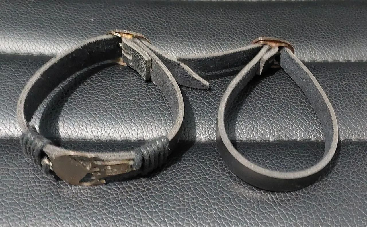 Pulseira de Caveira e Pulseira Lisa - Courino - Cores: Preto e Bronze