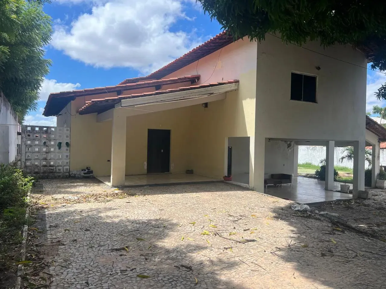 Casa duplex á venda no Bairro Santa Isabel, 290 m² com 4 suítes, piscina, 30x32 e aceitam