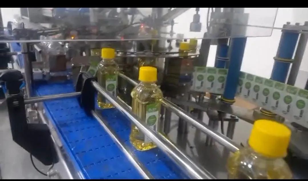 Envasadora completa envasa ,posiciona tampa,rosqueador,rotulagem e acumulador de frascos - Foto 2