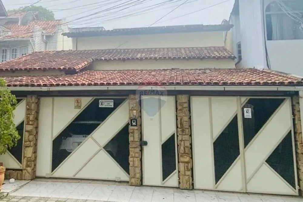 Casa 5 quartos em frente a praça excelente para moradia ou comercio