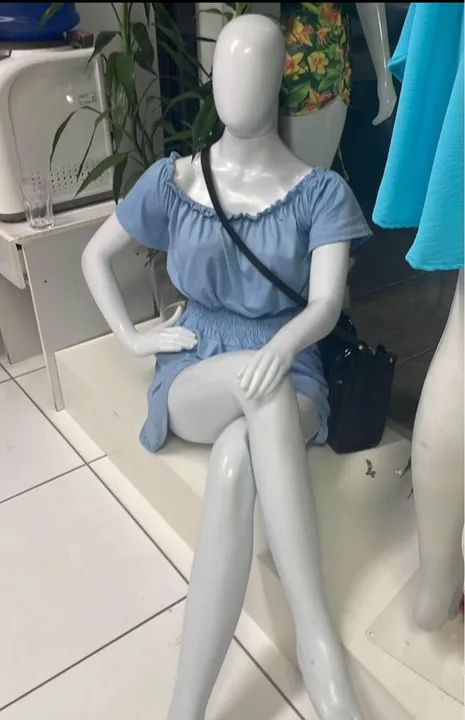 Manequim Feminino sentada 
