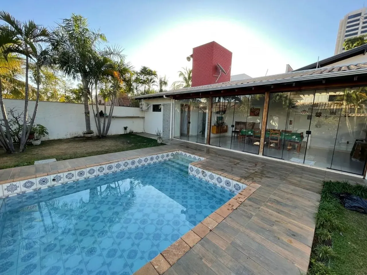Sobrado para venda com 6 quartos, sendo 6 suítes, 485m²
