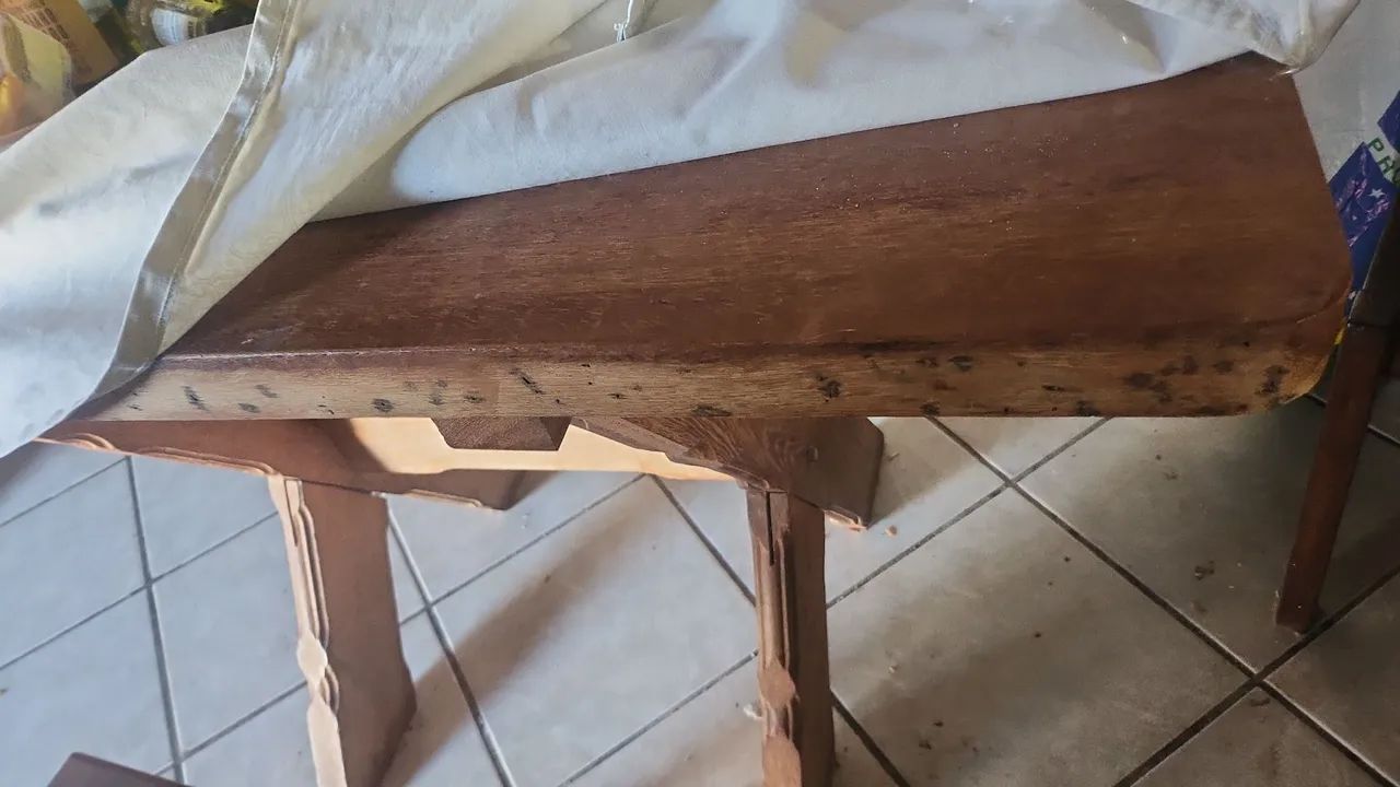 Mesa de madeira de primeiro 