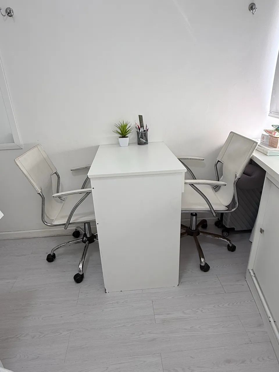 Duas Cadeiras Escritório Brancas