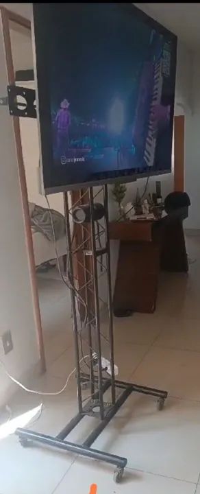 Suporte tv móvel.