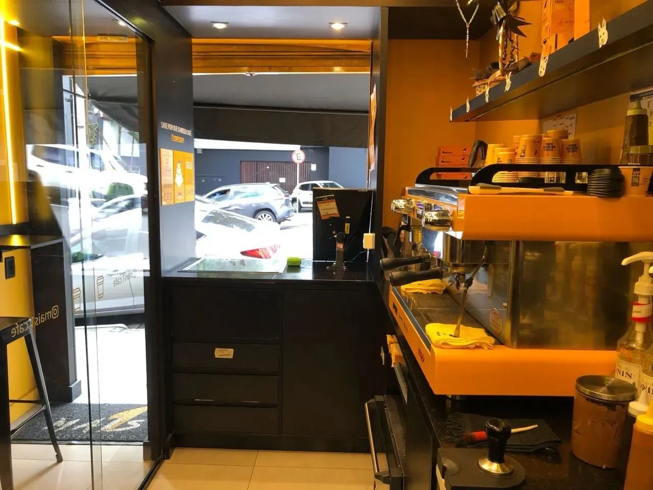 CAFETERIA MODERNA NO CENTRO DE PONTA GROSSA/PARANÁ.