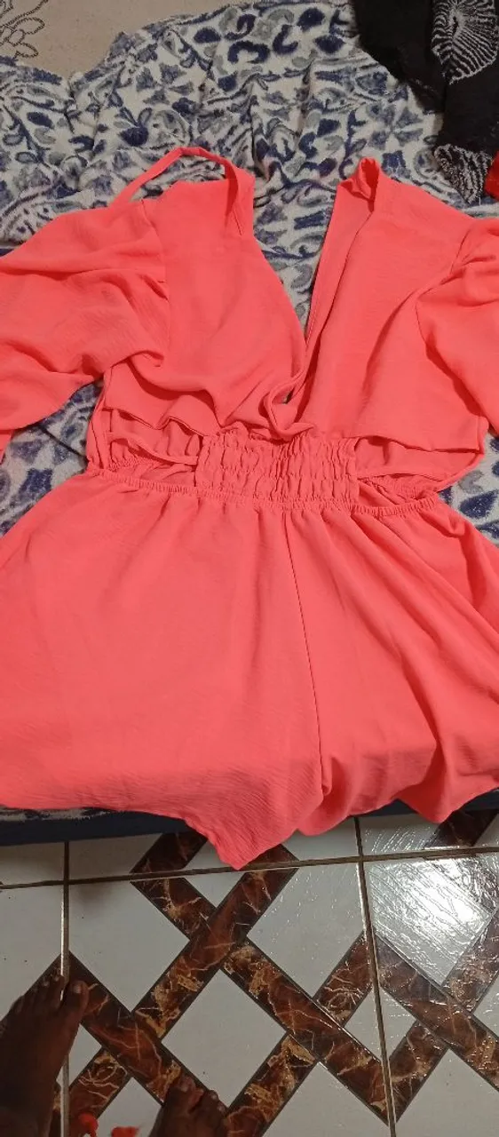 Macacão Coral com Detalhes
