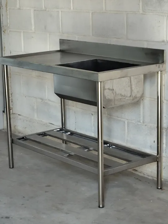 Pia em Aço Inox com Design Prático: Bancada Lateral, Rodobanca e Prateleira