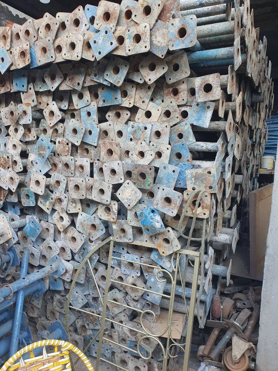 Andaimes tubulares para construção  escoras  metálicas   alugamos  tudo a pronta entrega  - Foto 3