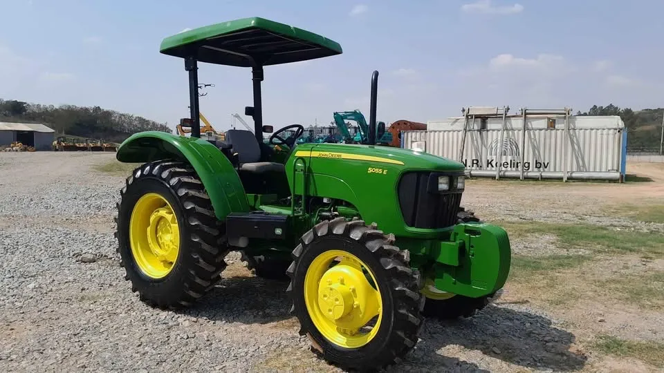 Trator John Deere 5055 E