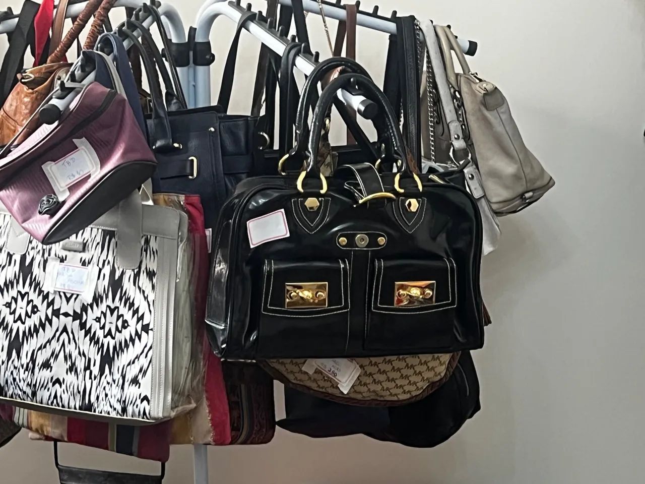 Carteira Michael Kors Vermelha mais bolsas e também Victor Hugo  - Foto 6