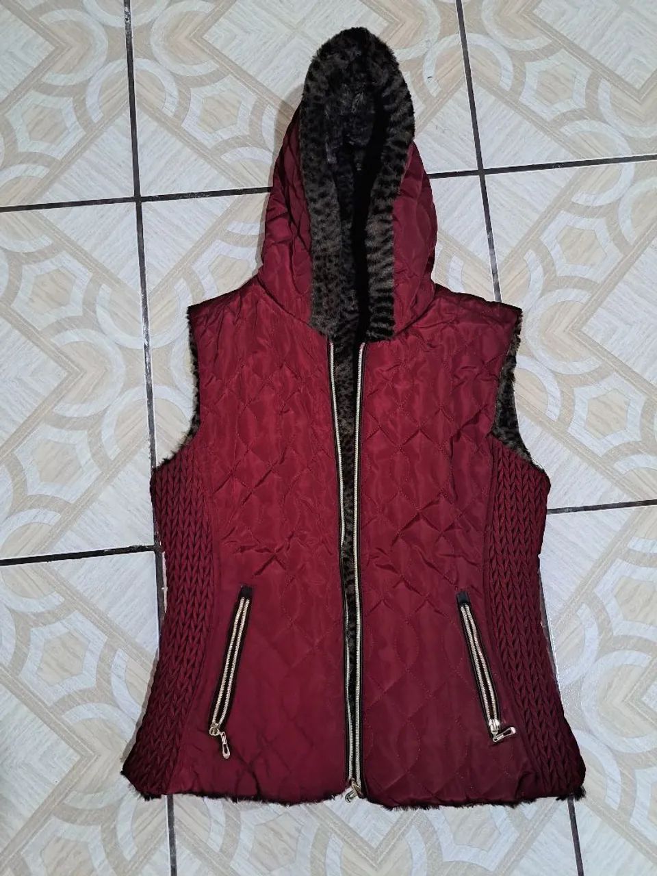 Colete de frio Feminino com Capuz Dupla Face 