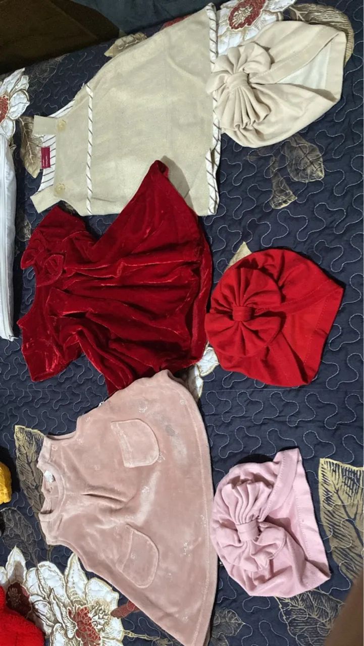 Conjunto de roupas e acessórios para bebê