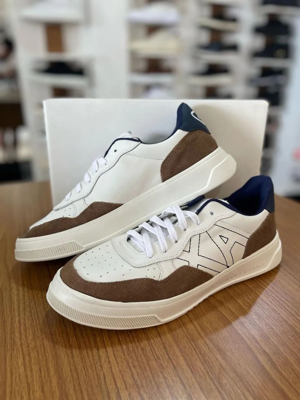 TÊNIS ARMANI EXCHANGE BEGE E BRANCO CON DETALHES DIFERENTES - Foto 4
