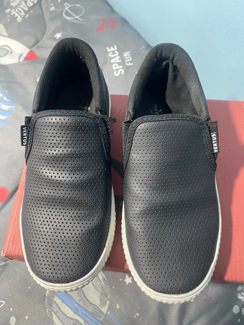 VENDO SAPATÊNIS INFANTIL TAMANHO 34 e CHUTEIRA TAM 33