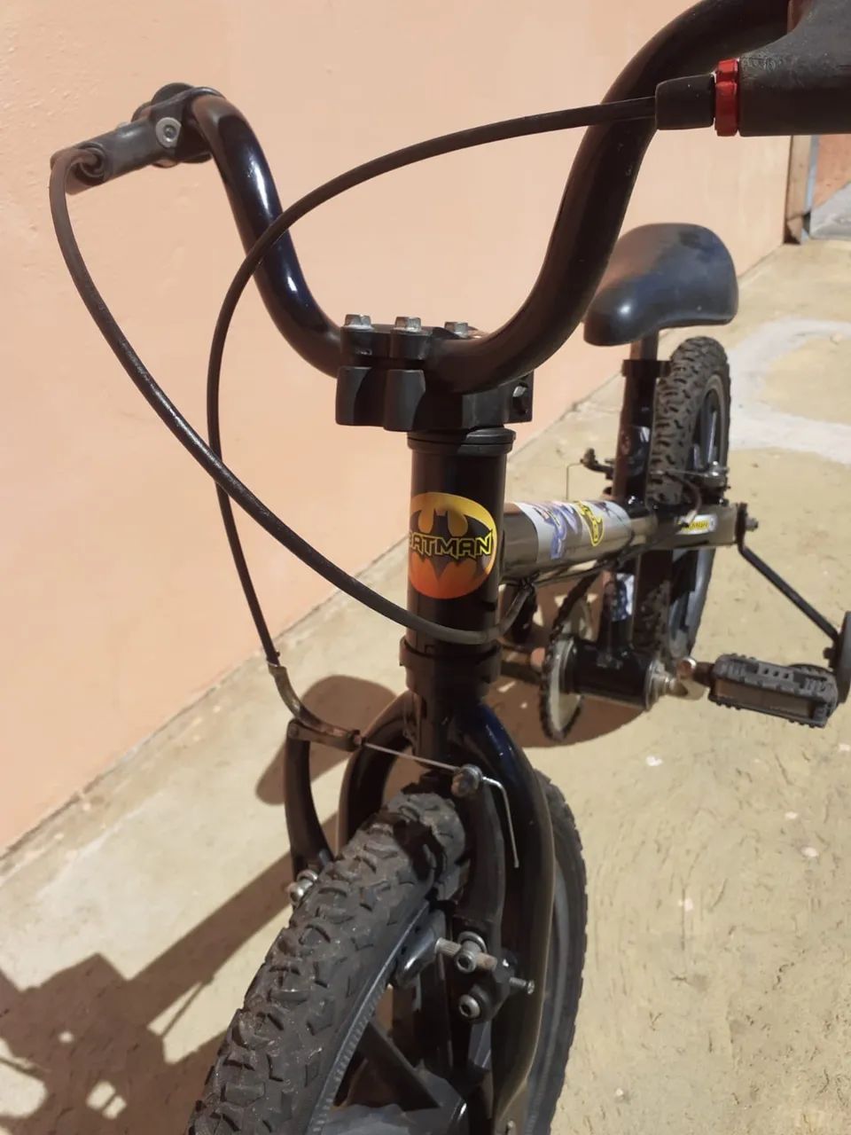 Vendo bicicleta aro 16 infantil Batman com rodinhas - Foto 2