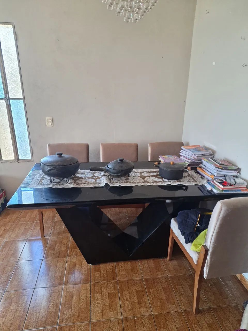 Conjunto de jantar mesas em madeira e 6 cadeiras estofadas - Foto 3