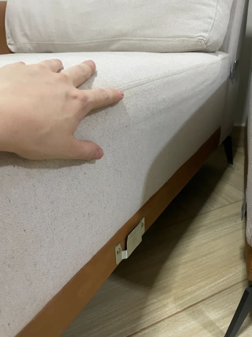 Sofá de Sala em Linho Off White com Couro Caramelo - Foto 5