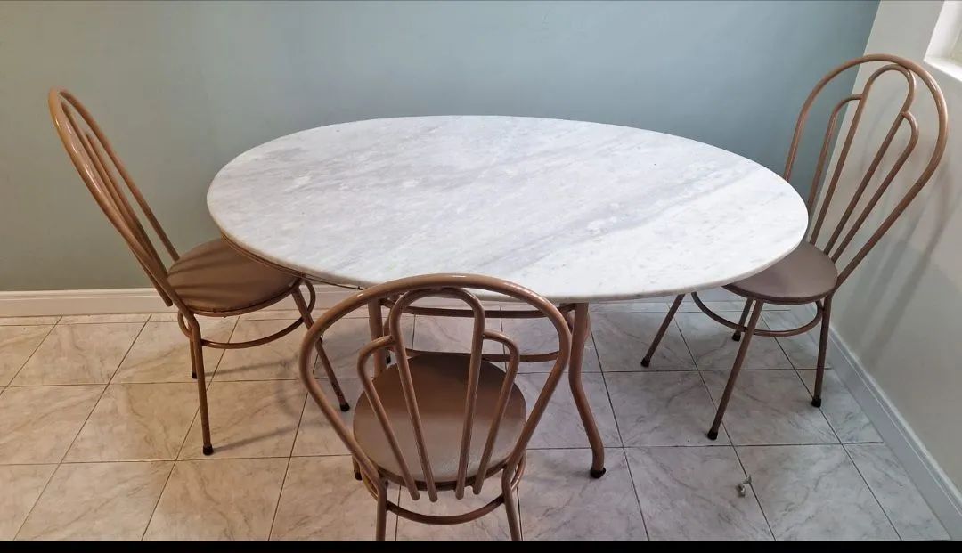 Mesa tampo mármore + 4 cadeiras