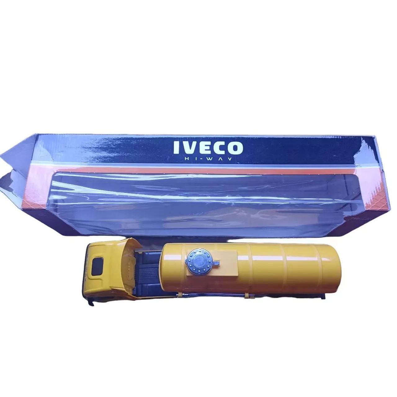 Miniatura Caminhão Iveco de plástico - Foto 2