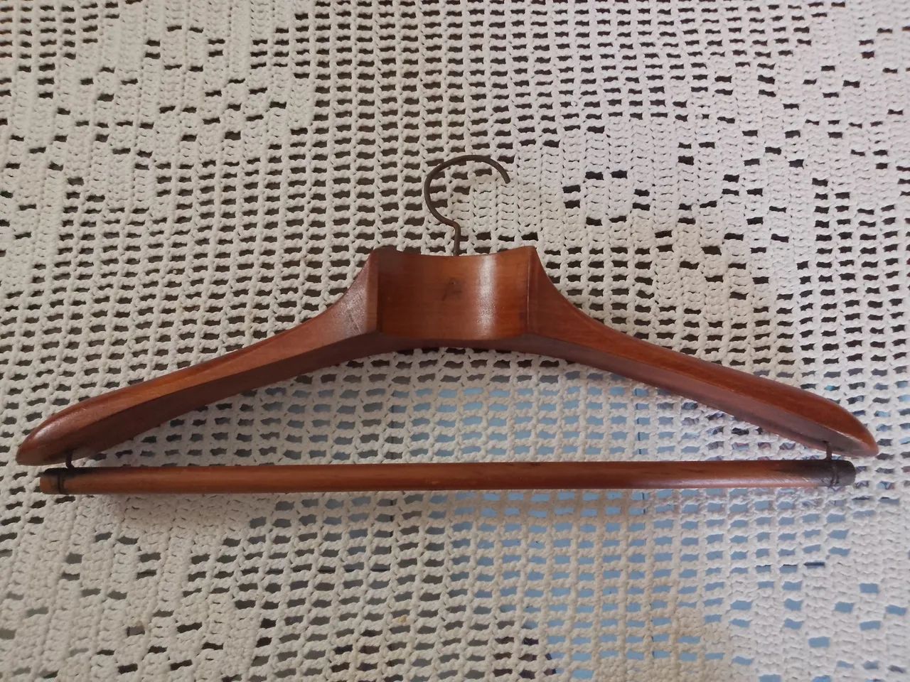 Cabide antigo madeira maciça 43 cm - Foto 4