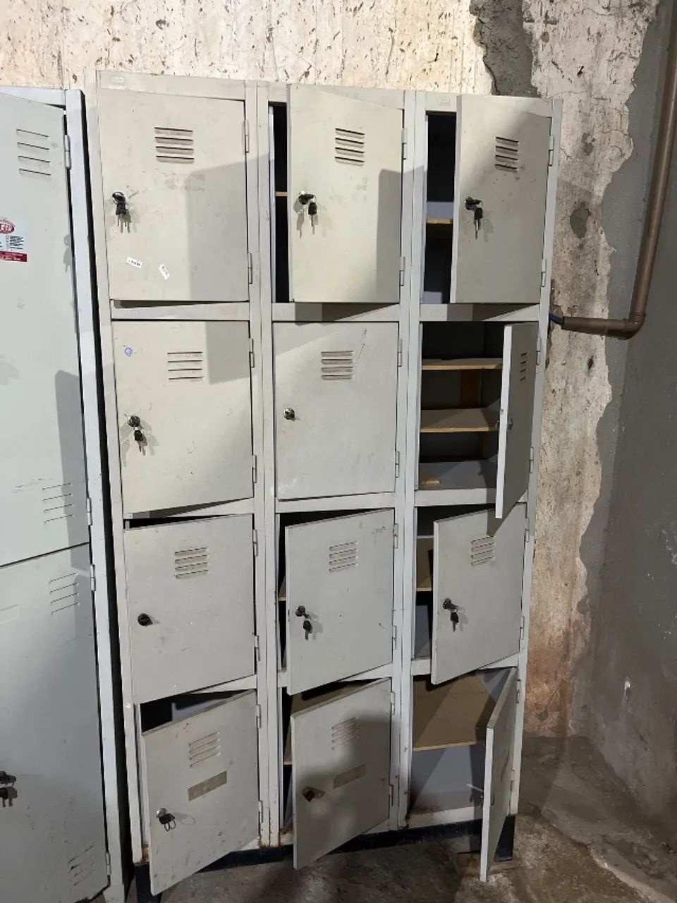 Armário 12 portas 