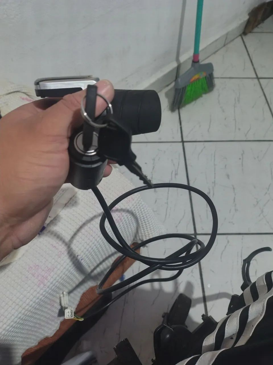 Vendo acelerador de bicicleta eletrônica 48v com chave  - Foto 4