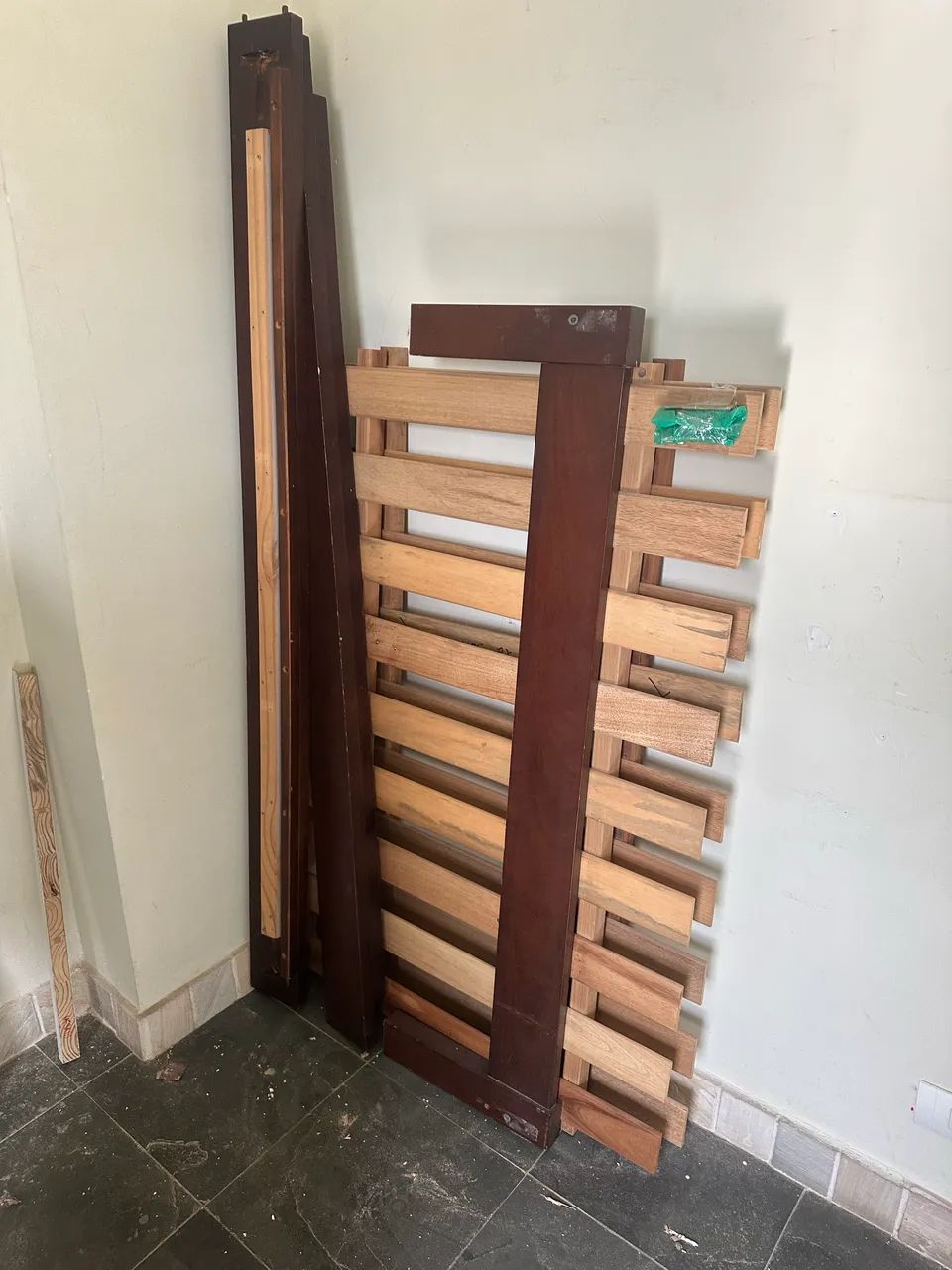 Vendo cama de casal de madeira - Foto 2