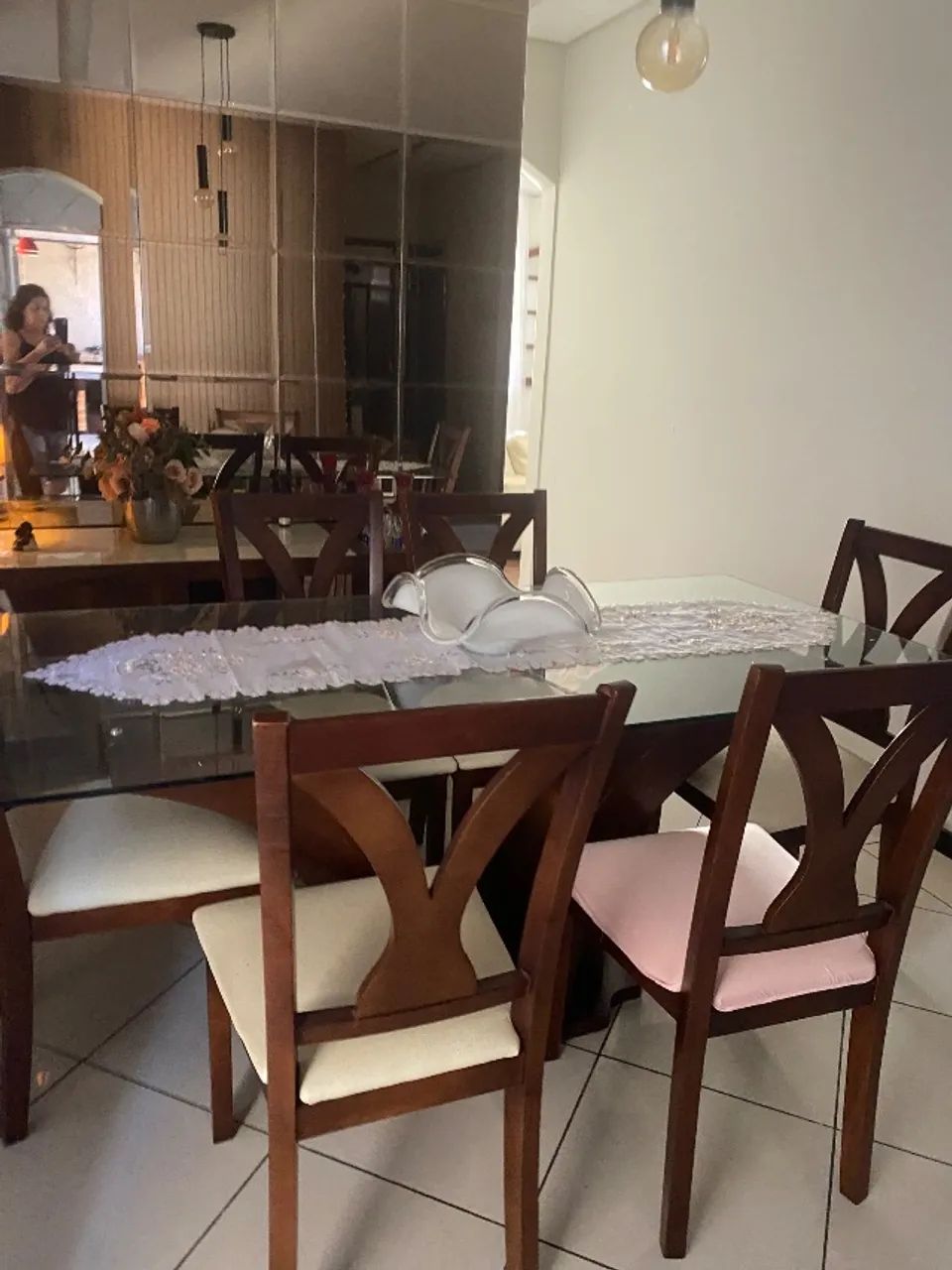 Mesa de jantar retangular com seis cadeiras. - Foto 2