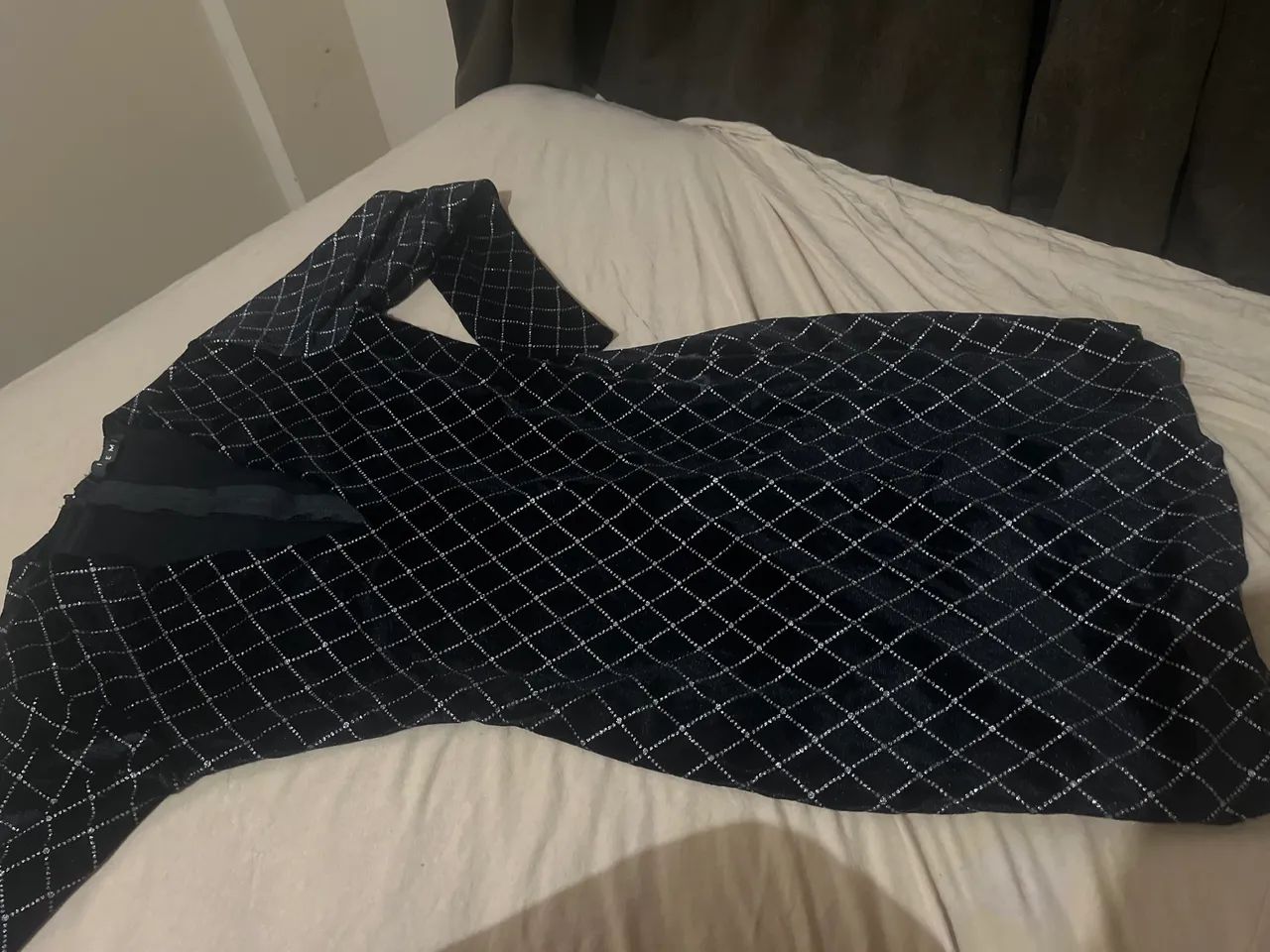 Vestido preto com acabamento xadrez de brilho , elegante  - Foto 2