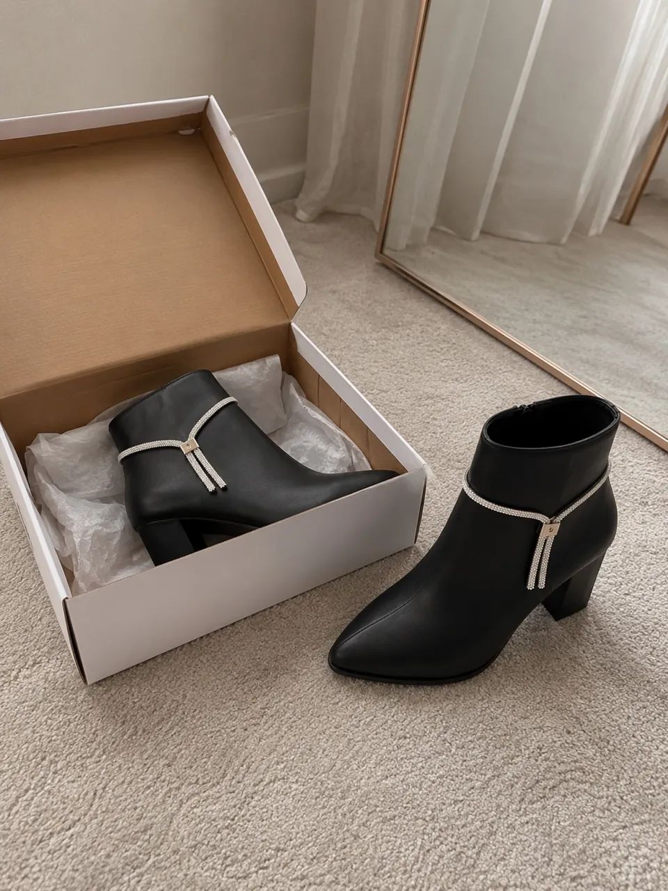 Bota feminina com strass 