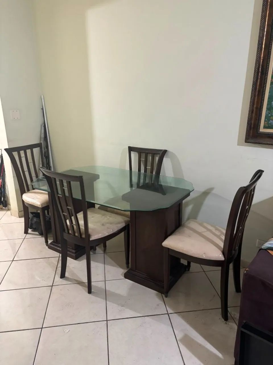 Mesa de Jantar com tampo de vidro e 4 cadeiras estofadas