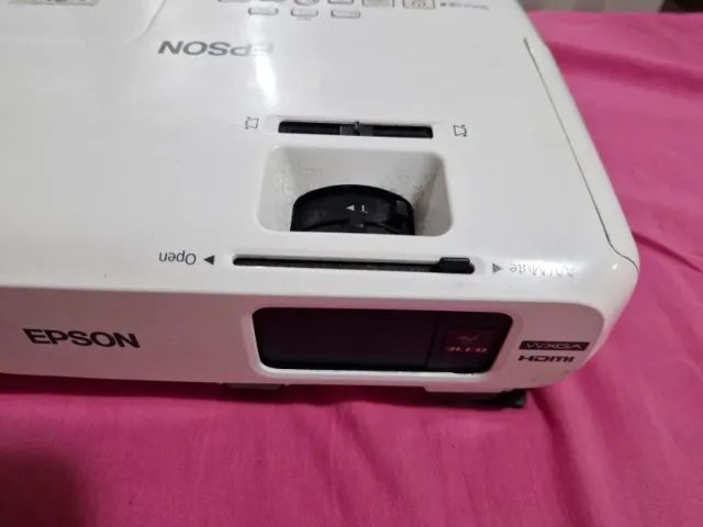 Epson W18+ Projetor Pouco uso - Filmes e aulas / Muito brilho resolução melhor que X e S - Foto 2