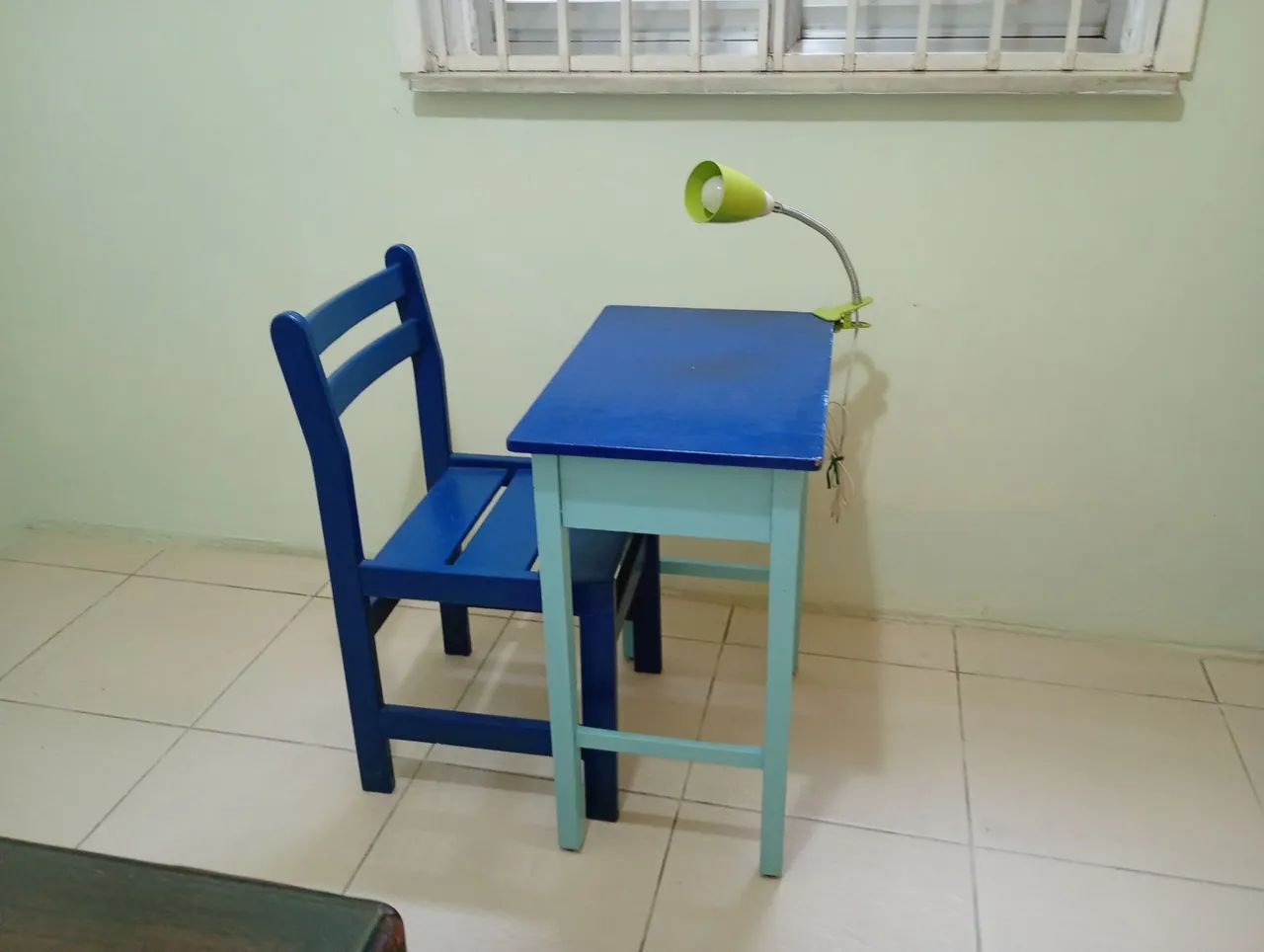 Escrivaninha com cadeira e luminária 