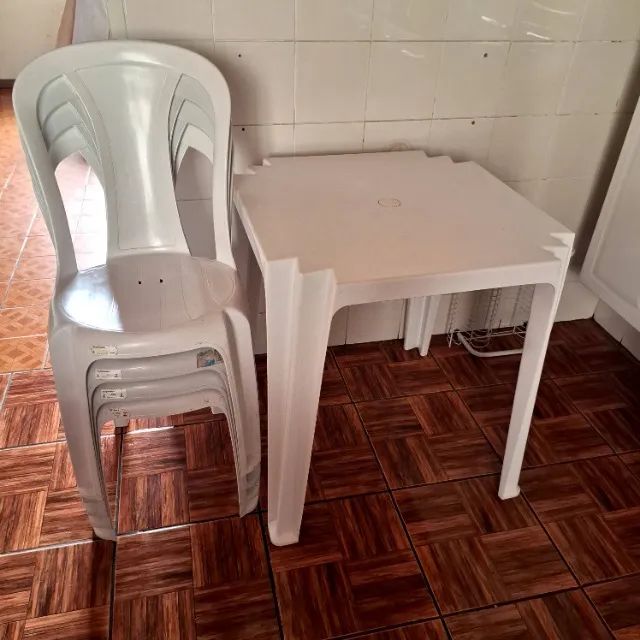 Mesa com 4 Cadeiras novinha - Foto 2