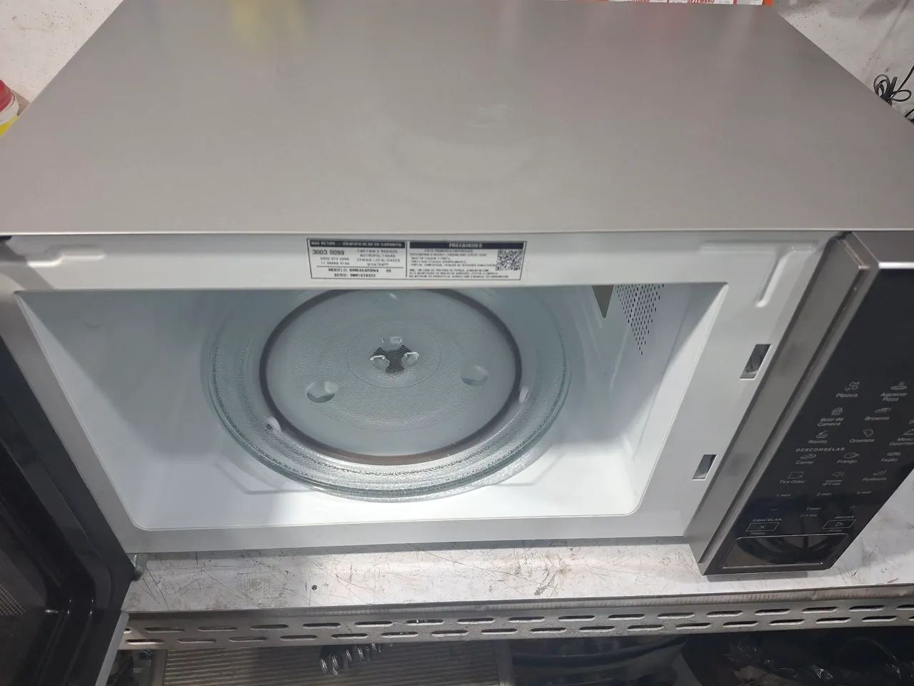 Microondas BRASTEMP 30 litros 127 v usado  - Foto 4