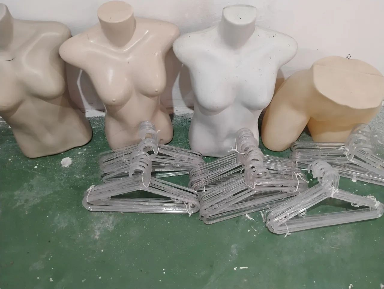 Vendo barato cabides e manequim 